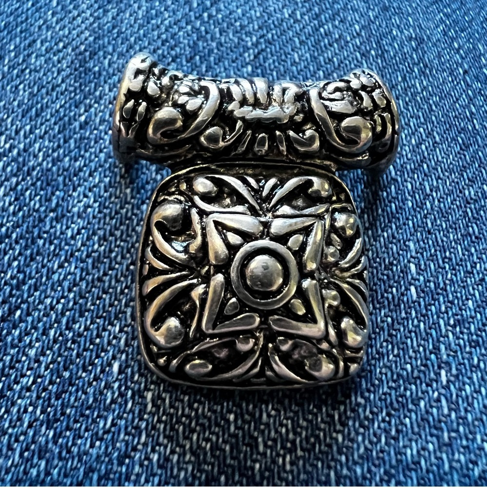 Textured antique silver tone metal w/black accents pendant - Picture 2 of 5